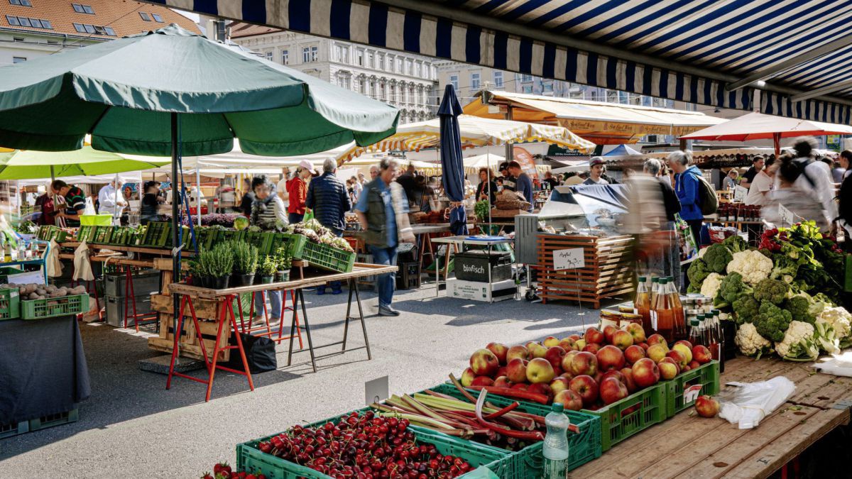 Marktstandl mit Obst und Gemüse.