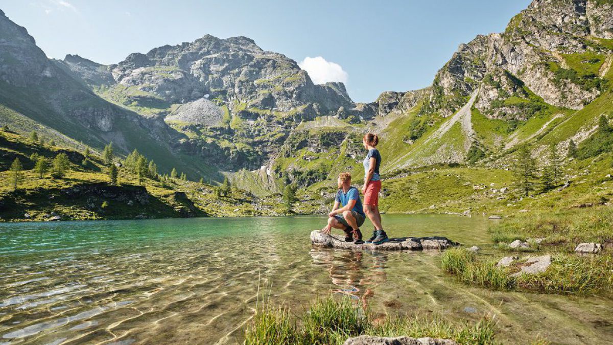 Paar an einem Bergsee.