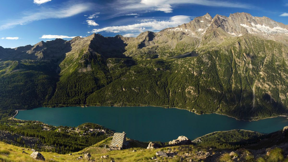 Blick vom Berg auf Ceresole Reale und den See. 