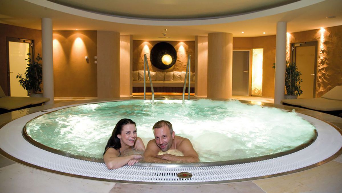 Mann und Frau im Wirlpool.