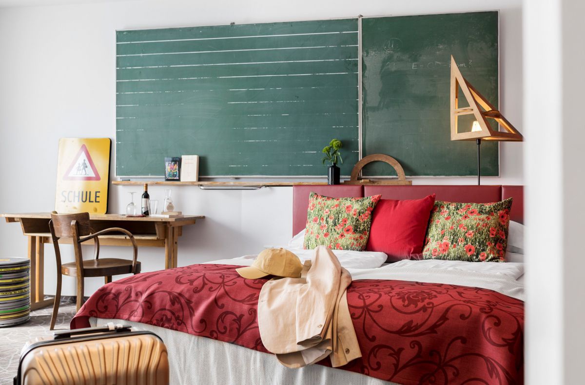 Zimmereinrichtung miit Schultafel, alter Schulbank, Warnschild 