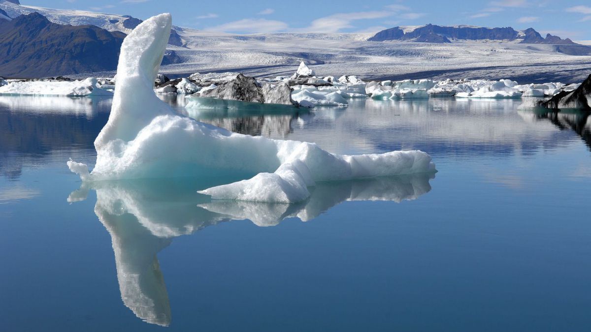 Eisblock schwimmt im klaren Wasser.