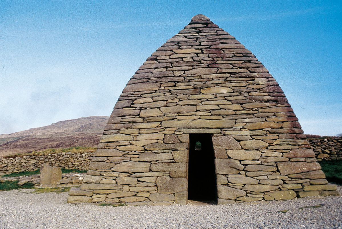 Ein etwa 5 m hohes Gebäude aus Steinen in Fürm einer Kuppel.