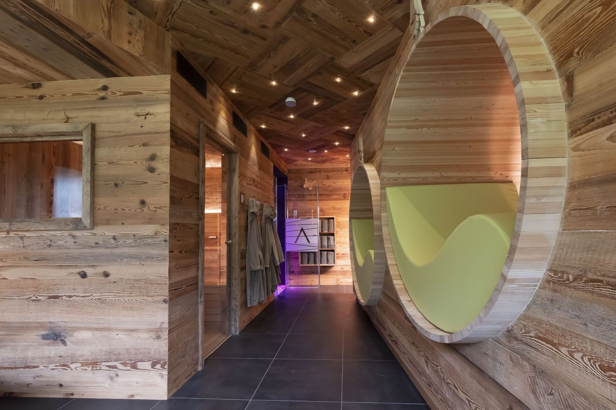 Natürlich gestalteter SPA mit Holzbrettern aus einer alten Scheune und kuscheligen Nestern in ausgehöhlten Weinfässern.
