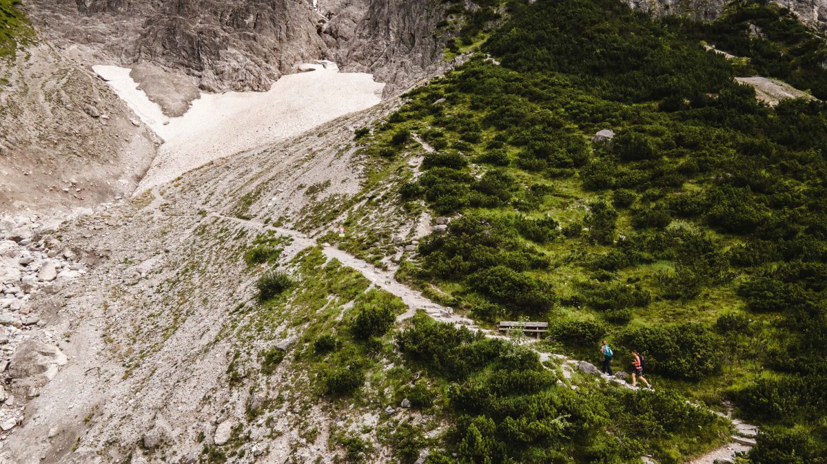 Blick von oben auf den Wanderweg und den Birnbachgletscher.