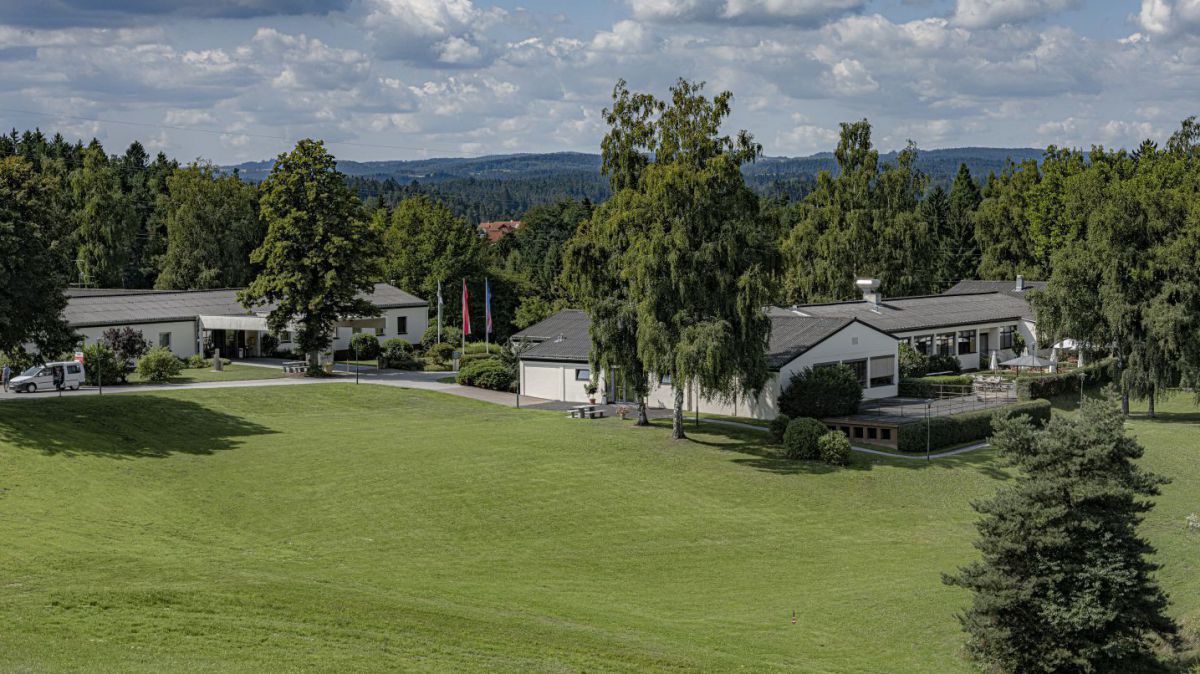 Hotelanlage inmitten einer grünen Landschaft.