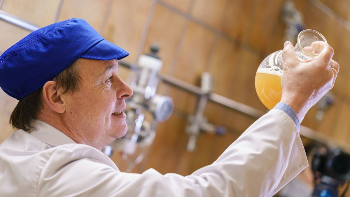 Braumeister prüft das Bier im Labor.