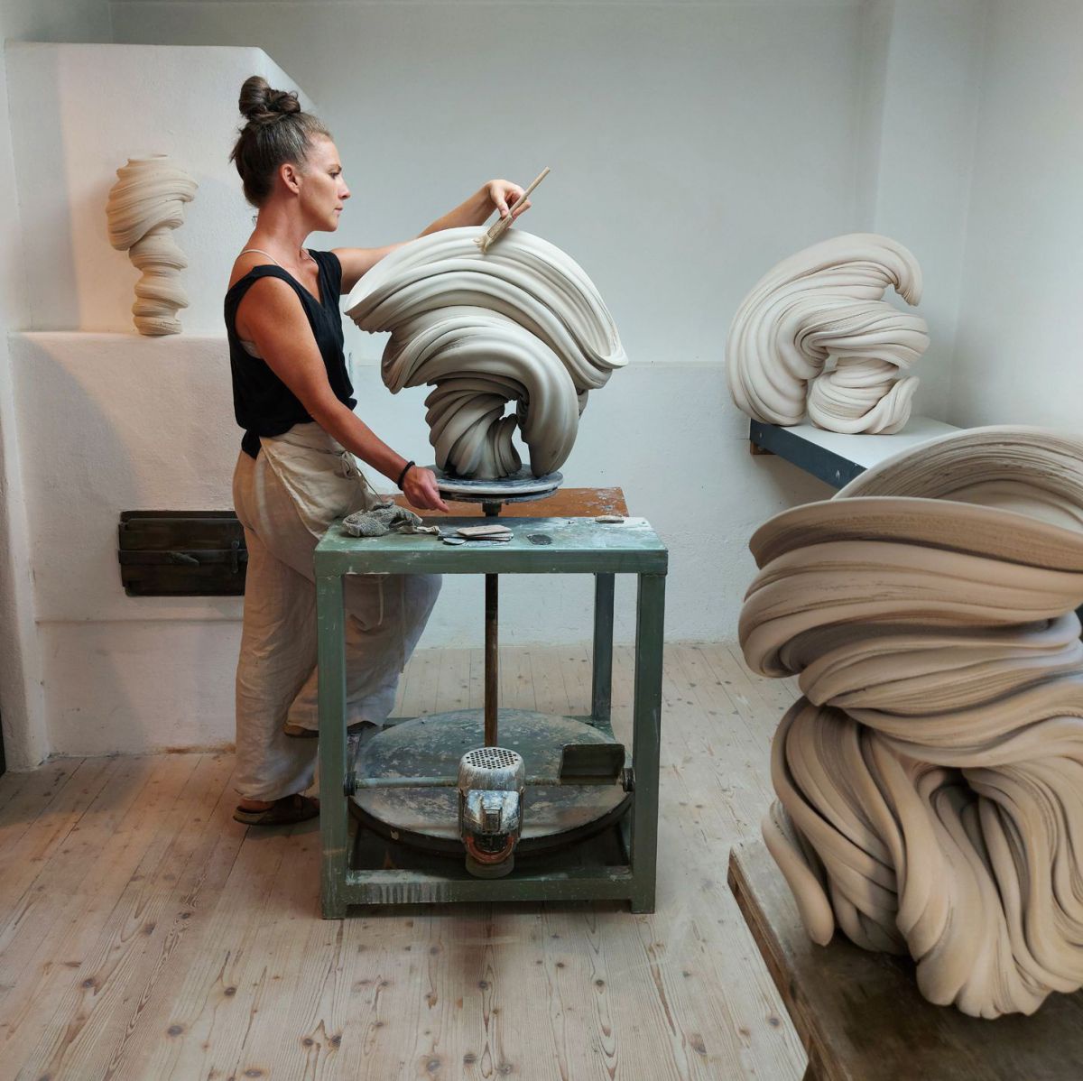 Ulli Zerzer formt eine Skulptur an Ihrer Töpferscheibe.