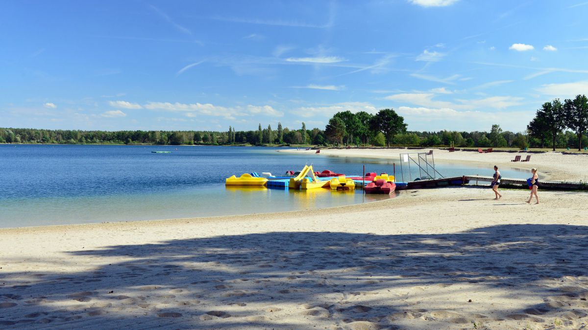 Sandstrand, Steg und Tretboote.