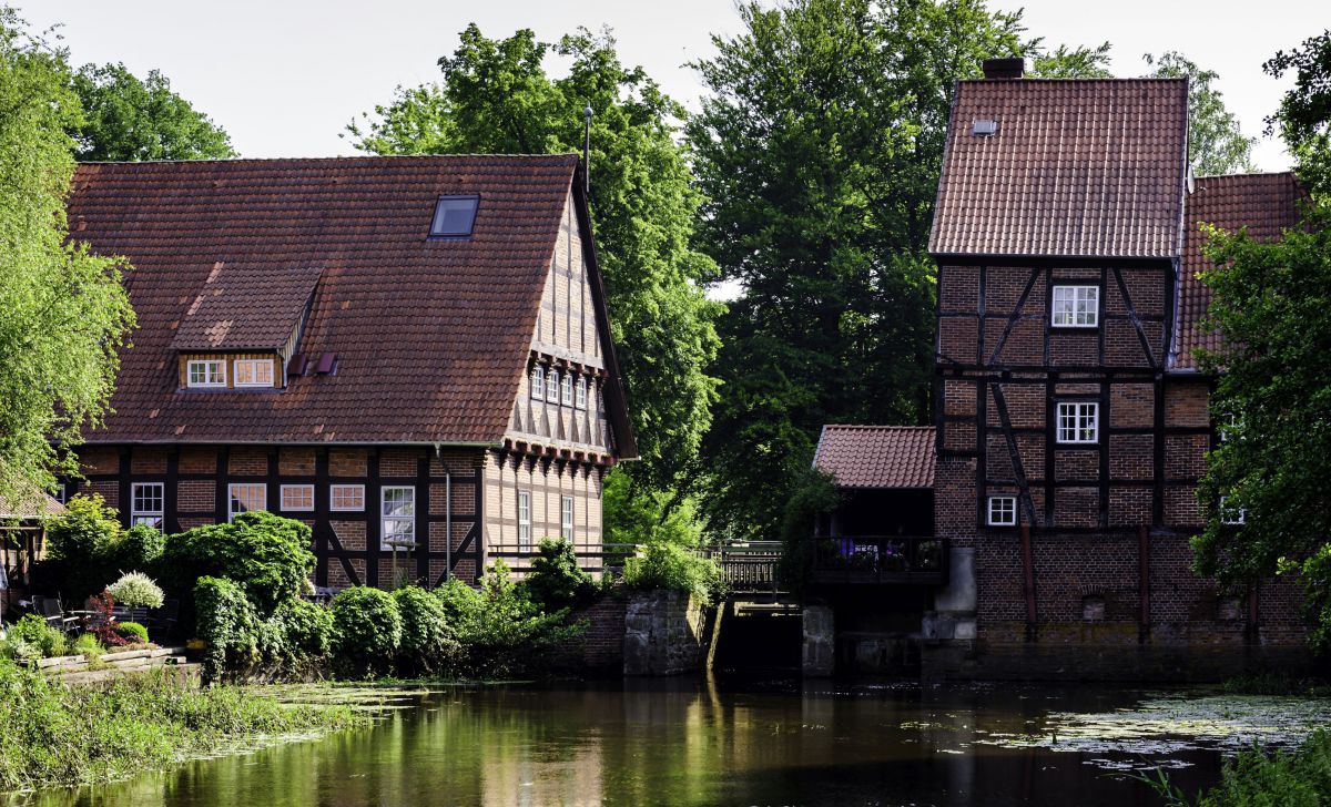 Fachwerkbau am Fluss.