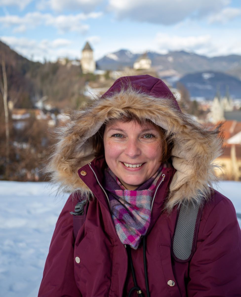 Anita Arneitz im Schnee, eingehüllt in einer warmen Winterjacke.