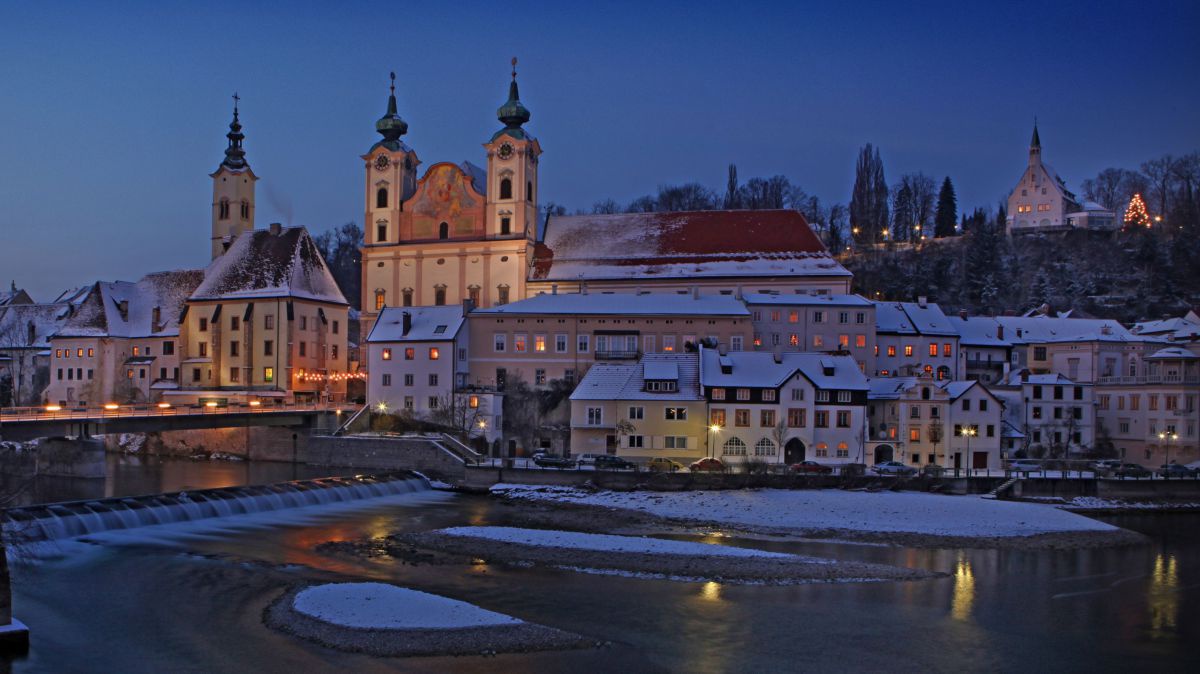 Nächtlicher Blick auf die Stadt Steyr.