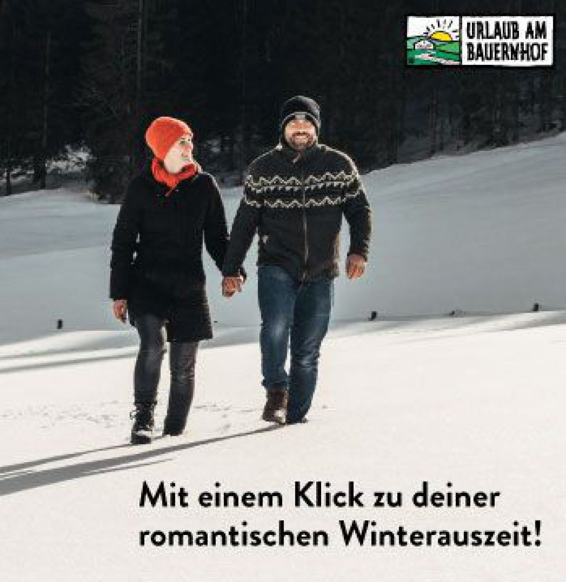 Ein winterlich gekleidetes Paar stapft Hand in Hand einen schneebedeckten Hang hinauf. Text: Urlaub am Bauernhof - Mit einem Klick zu deiner romantischen Winterauszeit!
