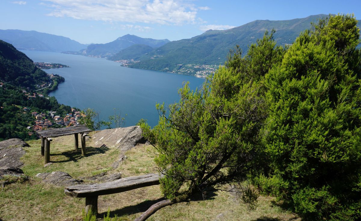 Rastplatz mit Holzbänken und einem schönen Blick hinunter auf den Comosee.
