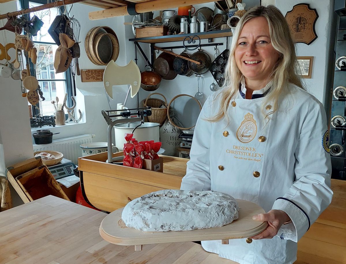 Doreen Wippler präsentiert ihren Christstollen.