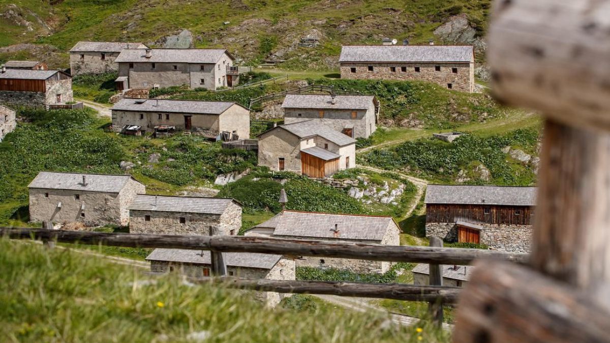 Jagdhäuser auf einer Alm