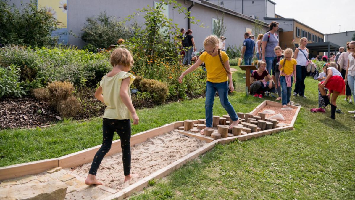 Kinder auf einem Barfuß-Weg.