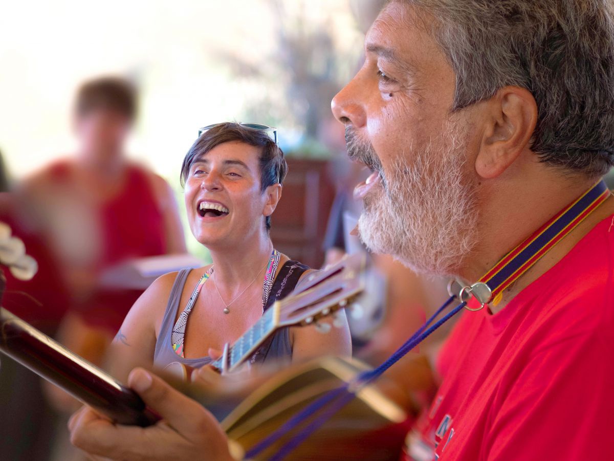 Menschen singen und spielen Gitarren bei der Sommerakademie auf Zakynthos.