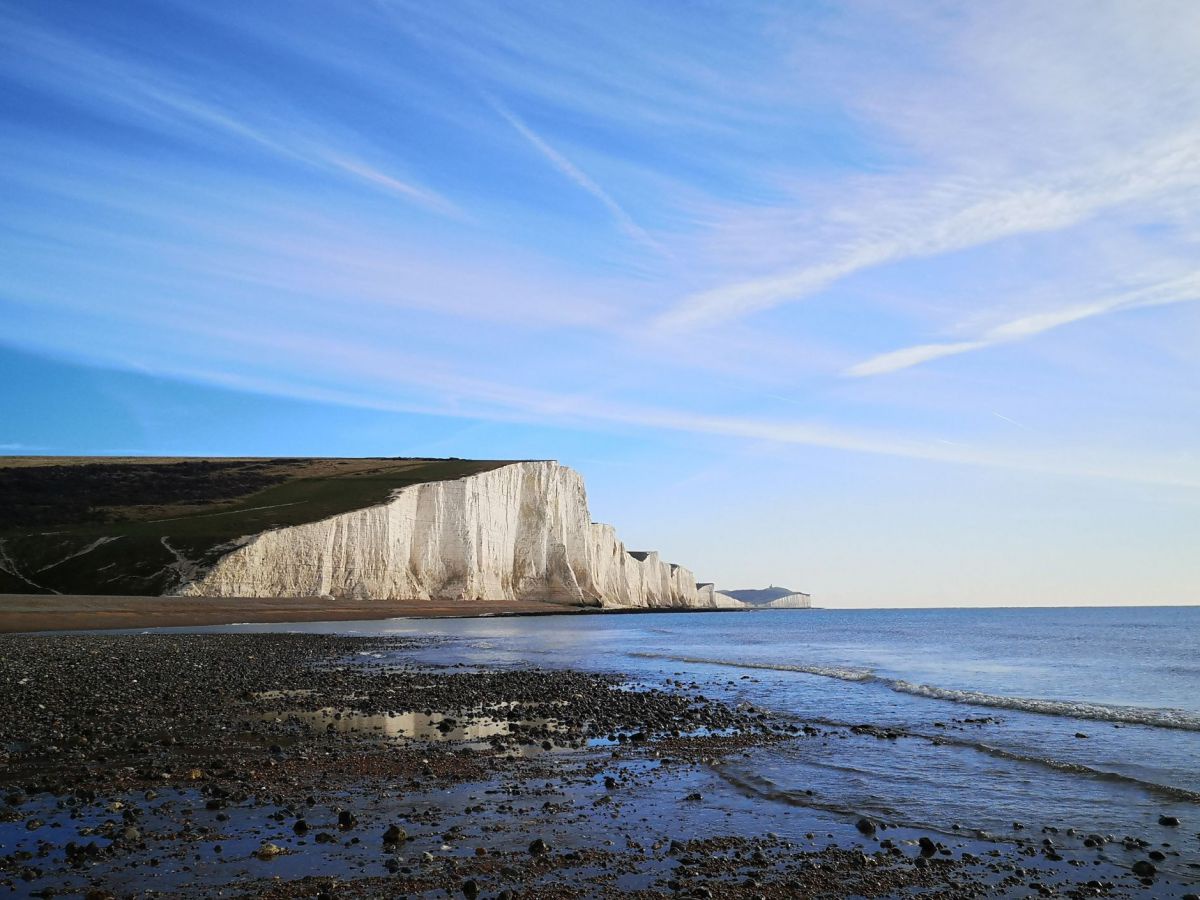 Die Seven Sisters: weiße Kreidefelsen, die steil in Richtung Meer abfallen.