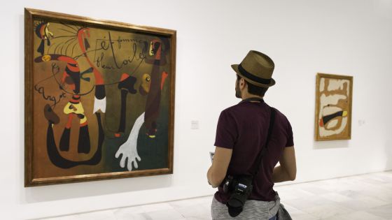 Mann betrachtet Picasso-Gemälde.