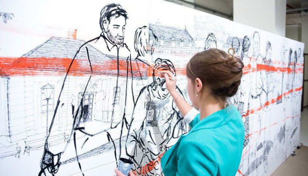 Olga Georgieva malt Grafiken auf eine mehere Meter lange Leinwand.