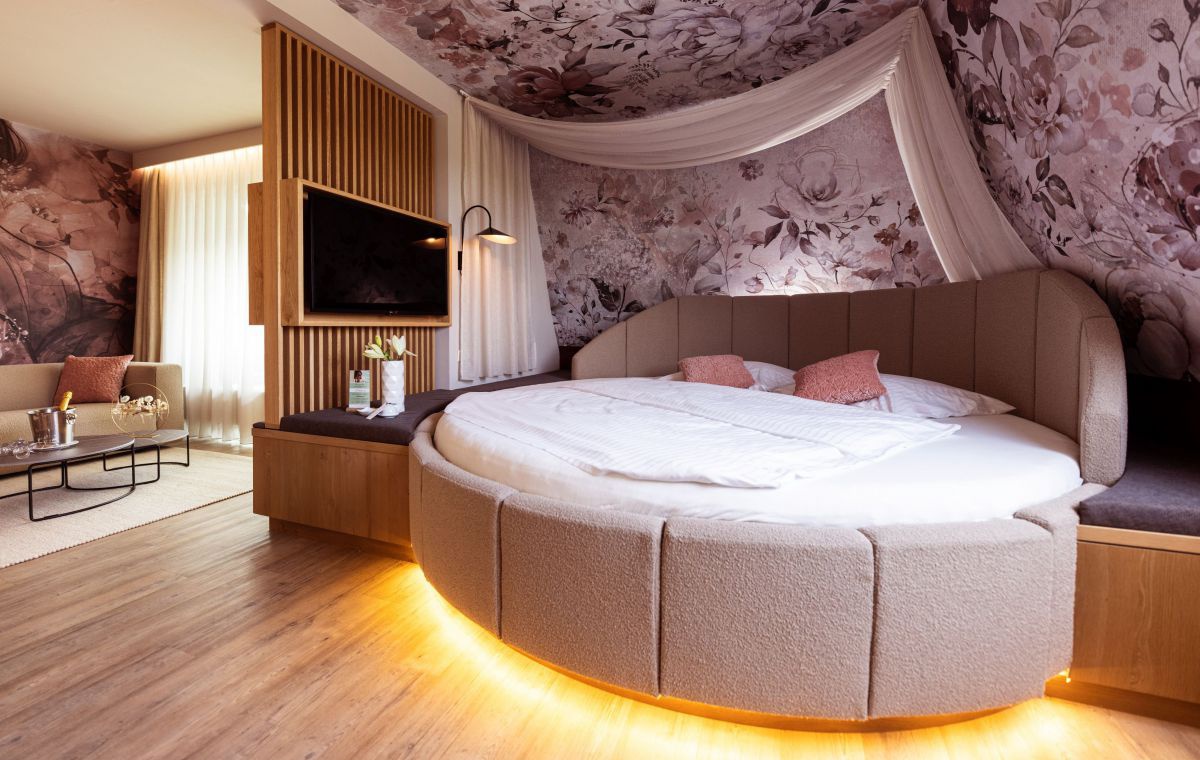 Suite mit großem runden Bett.