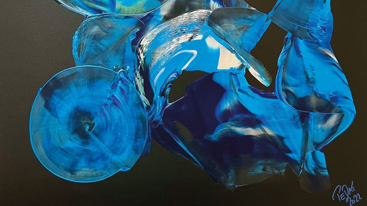 Abstraktes Kunstwerk in blau gehalten