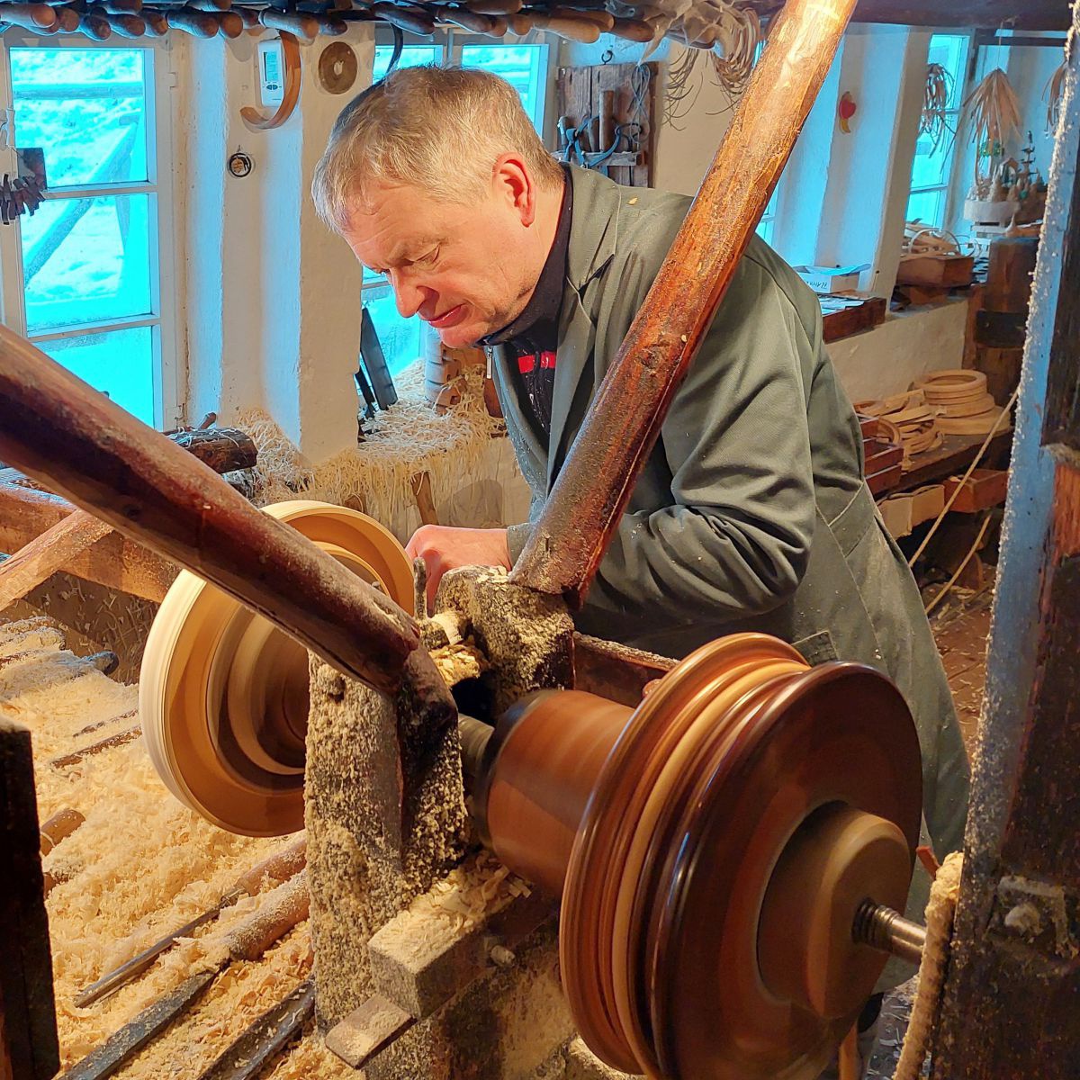 Hans-Günter Flat an der Drehmaschine