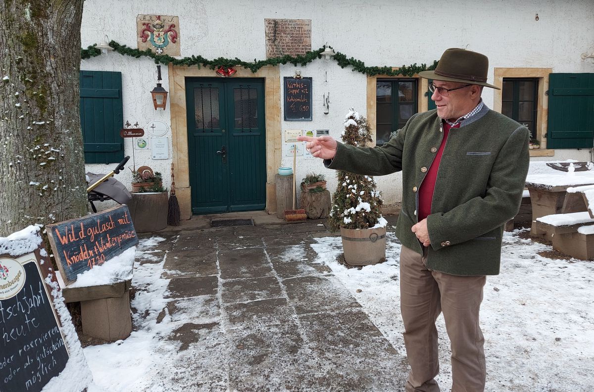 Lutz Peschel vor dem Eingang zum kleinen Vorwerk, es liegt Schnee.