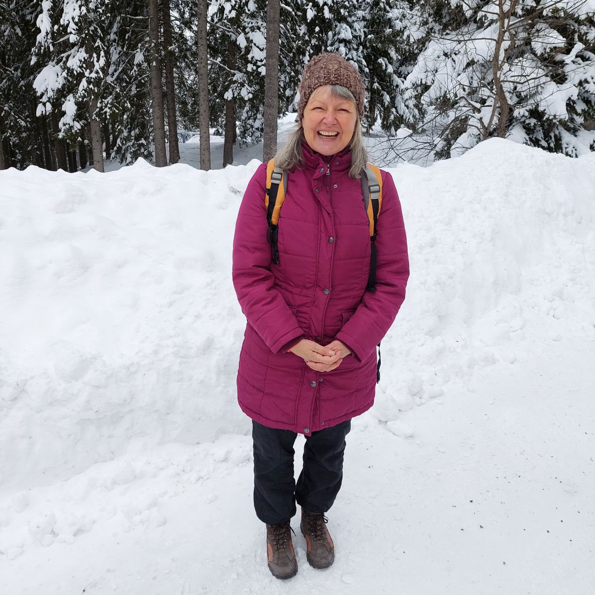 Martina Kircher in schneebedeckter Landschaft.