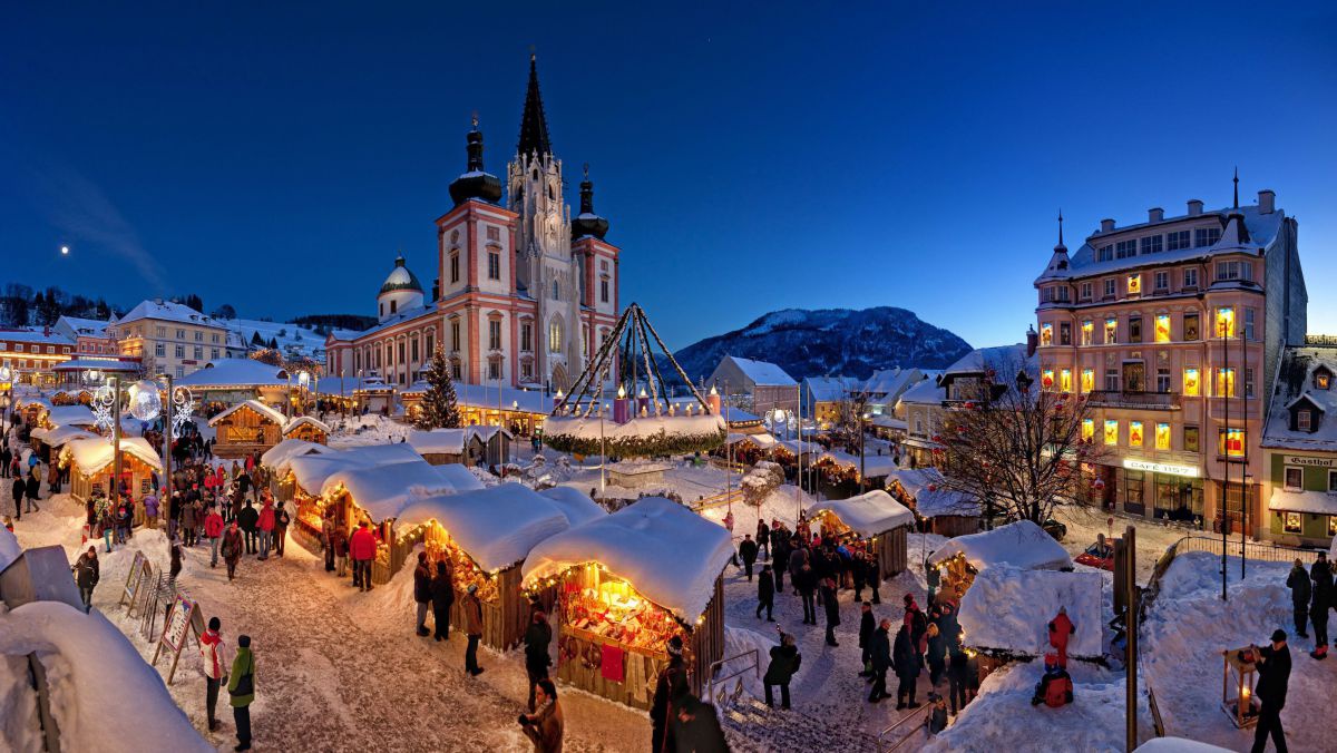 Advebtmarkt mit Basilika bei Anbruch der Dunkelheit.