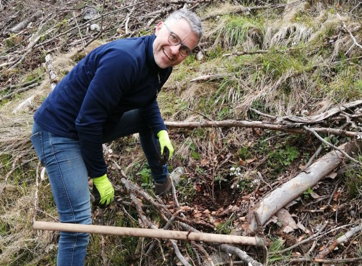 Georg Maier im Wald bei der Baumpflanzung.