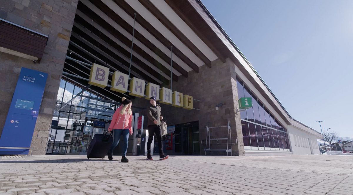 Paar vor dem Bahnhof in Seefeld.
