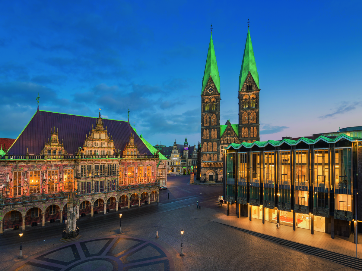 Der Marktplatz in Bremen stimmungsvoll beleuchtet in der Dämmerung.