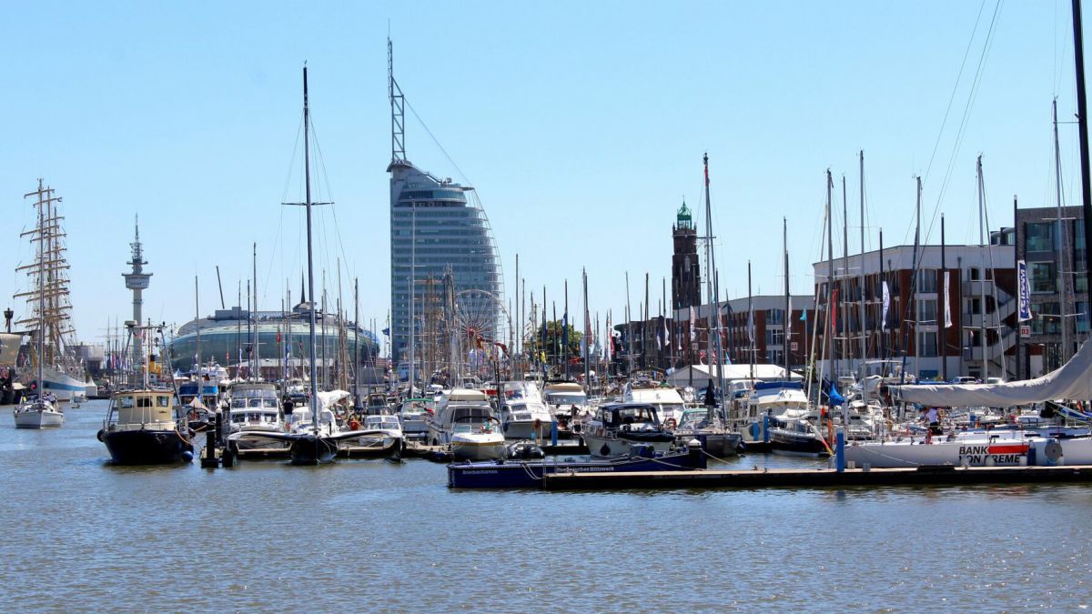 Boote und Schiffe im Hafen in Bremerhaven.