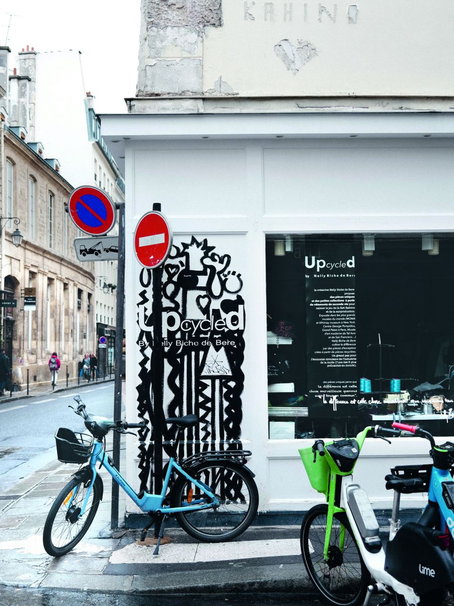 Leih-E-Bikes vor einer Hausecke, die kunstvoll mit Streetart verziert ist.