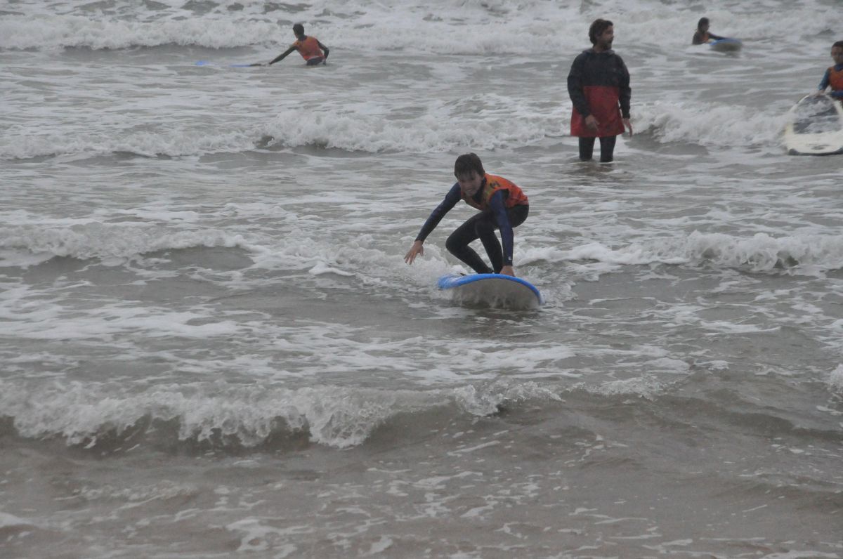 Kinder bei ersten Surf-Versuchen.