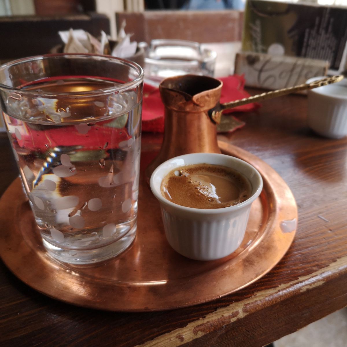 Typisch bosnischer Kaffee, serviert im Kupferkännchen in einem Kaffehaus.
