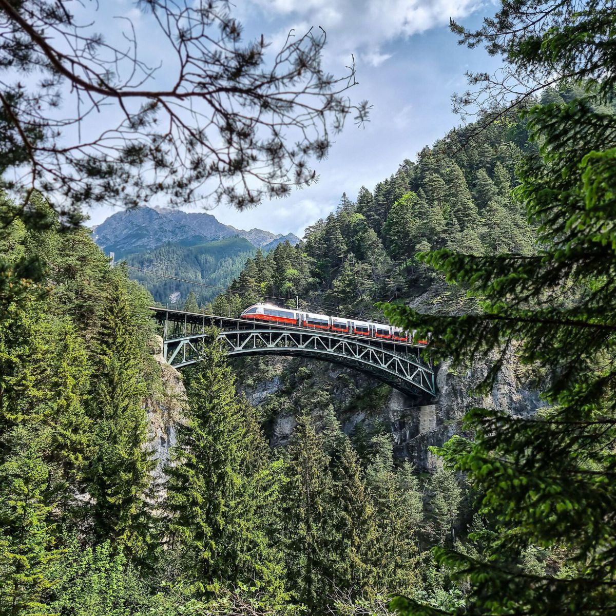 Zug auf einer Brücke über einer Schlucht.