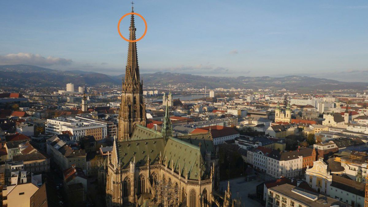 Luftaufnahme des Doms. Ganz oben am Turm hervorgehoben die steinerne Aussichtsplattform.