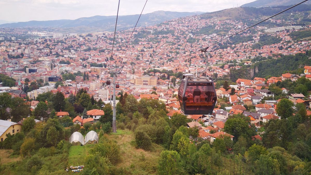 Gondelbahn mit Blick auf Sarajewo.