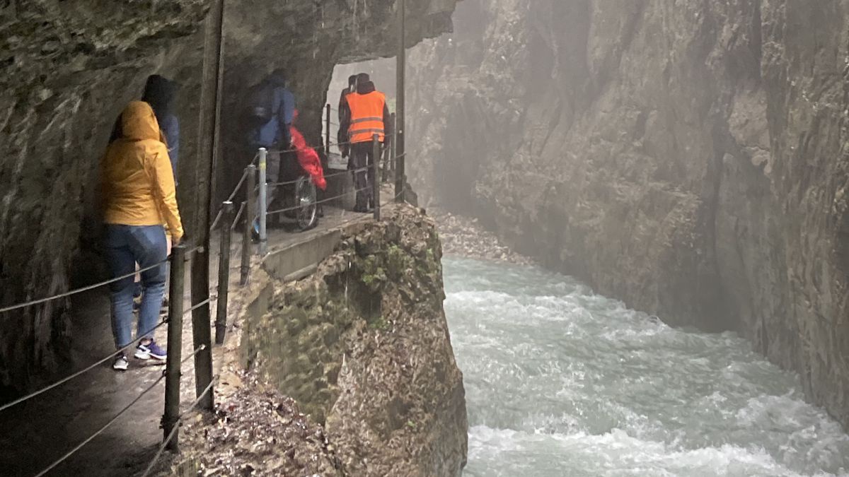 Gruppe auf einemn Steig in der engen Klamm. Eine Person fährt im Rollstuhl.