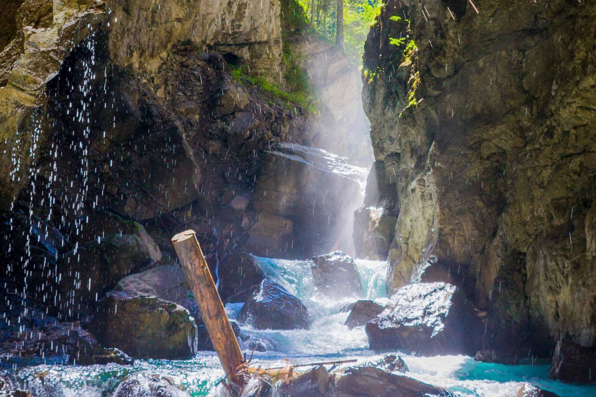 Wasser fließt durch die enge Schlucht.