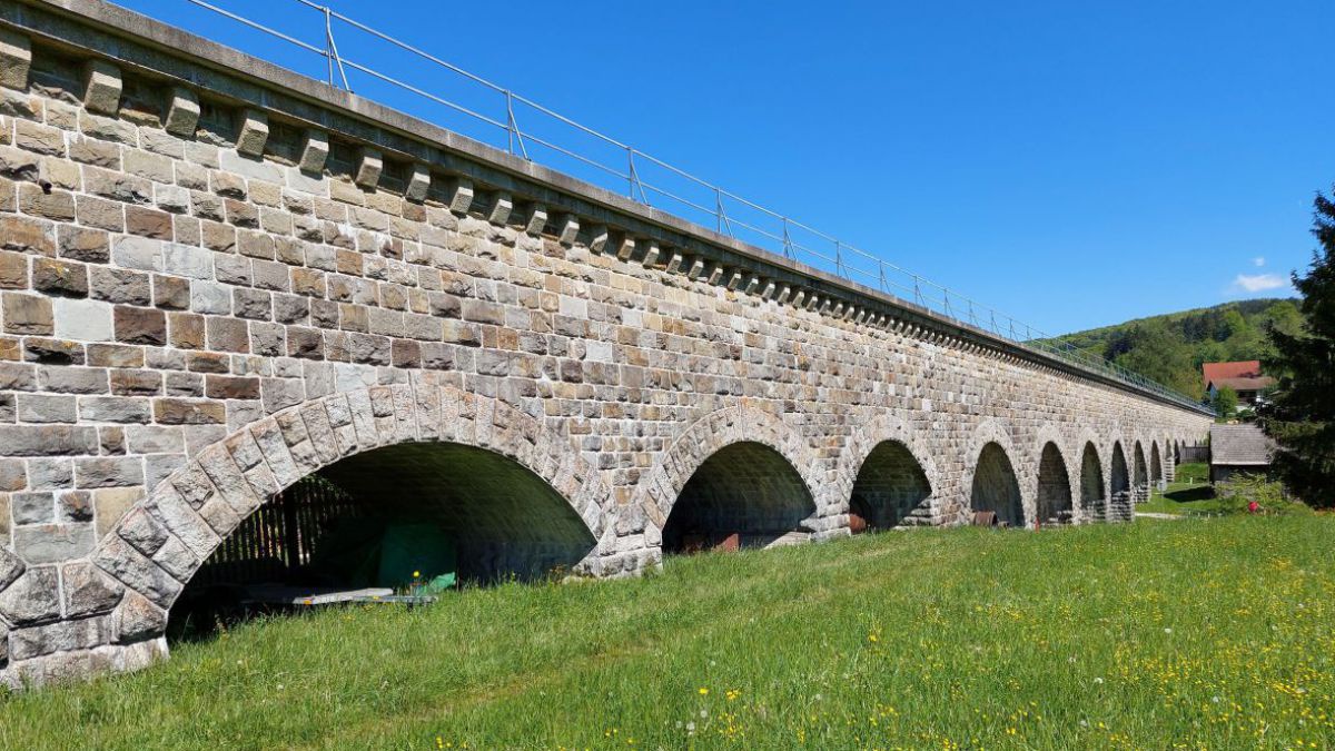 Steinerne Brücke mit Gewölben.