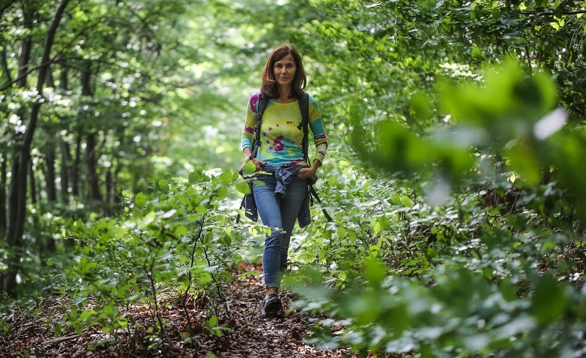 Frau wandert durch den Wald.