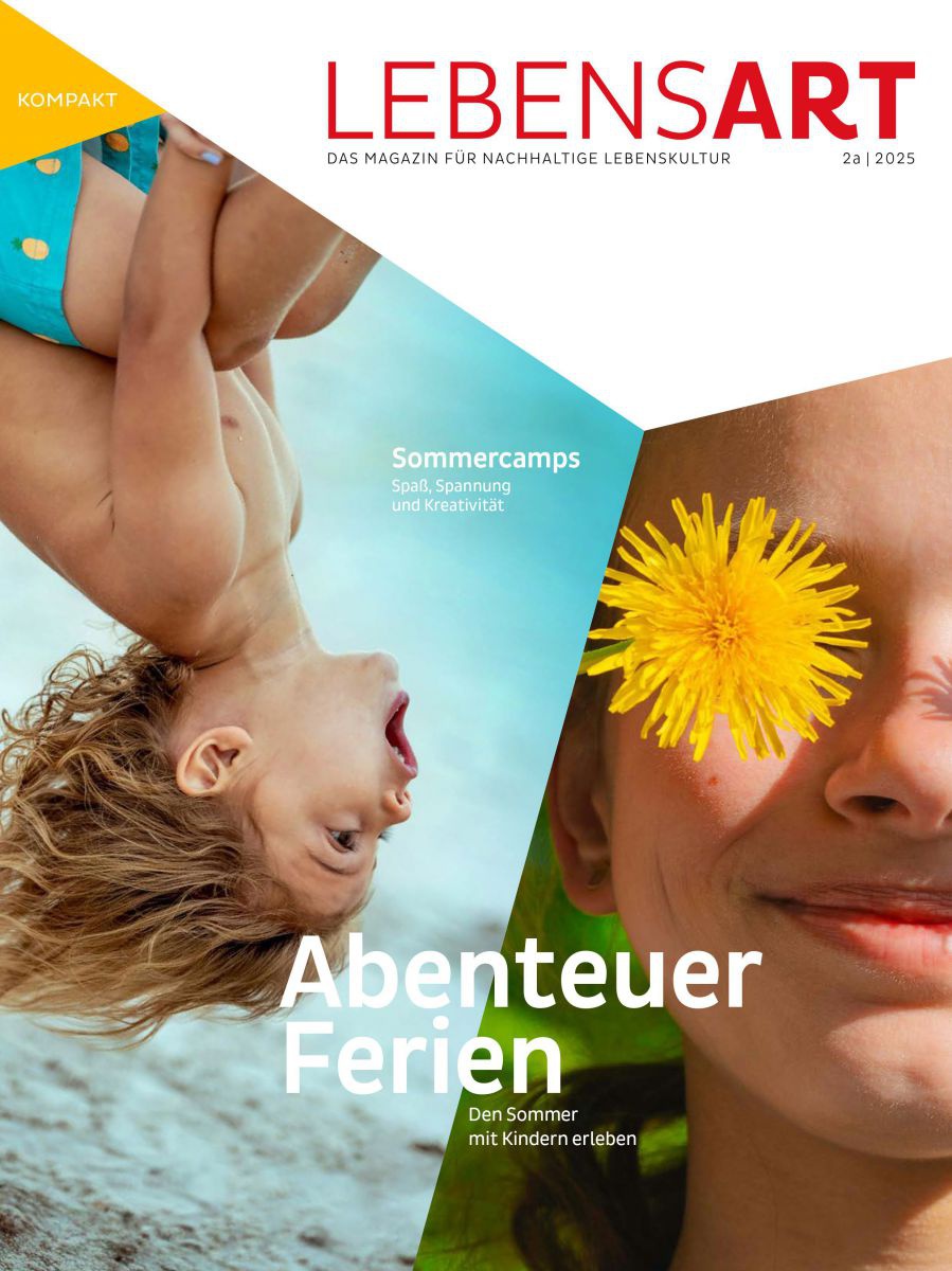 Magazicover mit 2 Bildern, Kind macht einen Salto ins Wasser und Kind hölt sich einen Löwenzahn vor das rechte Auge.