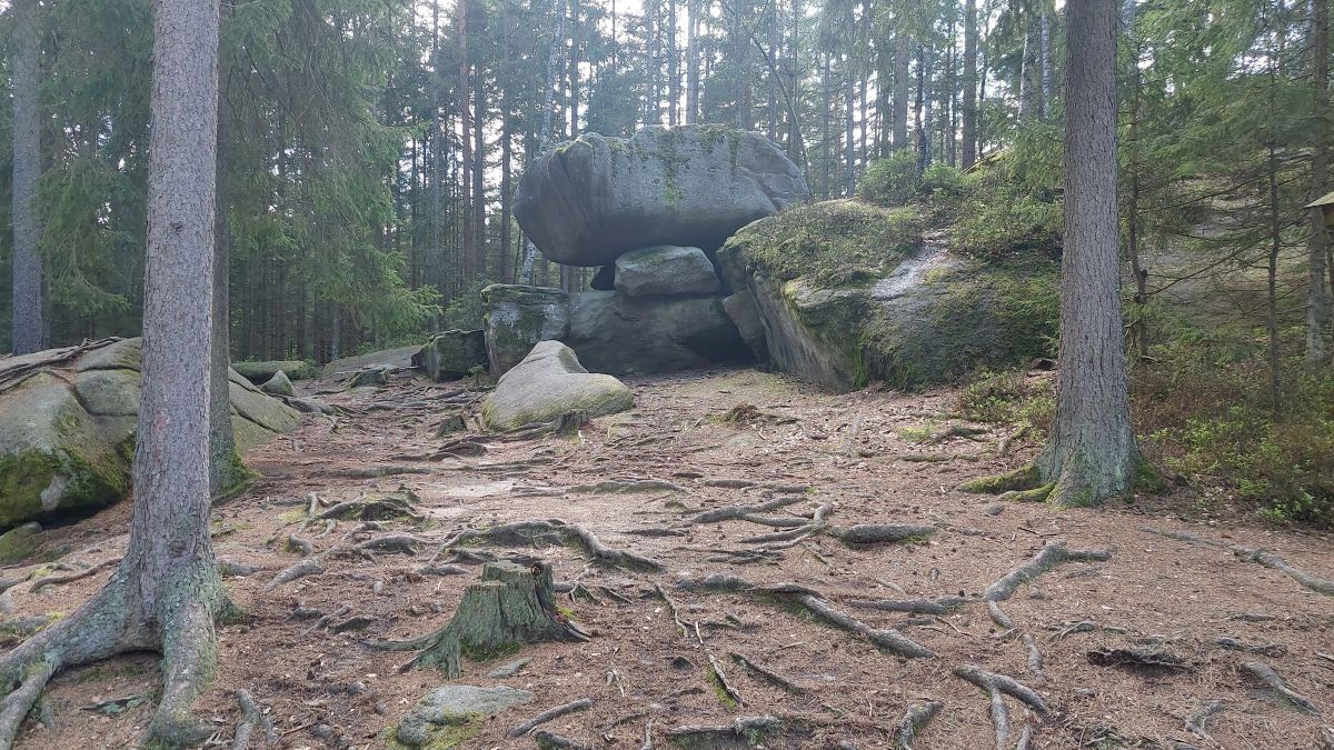 Übereinander liegende Granitblöcke im Wald.