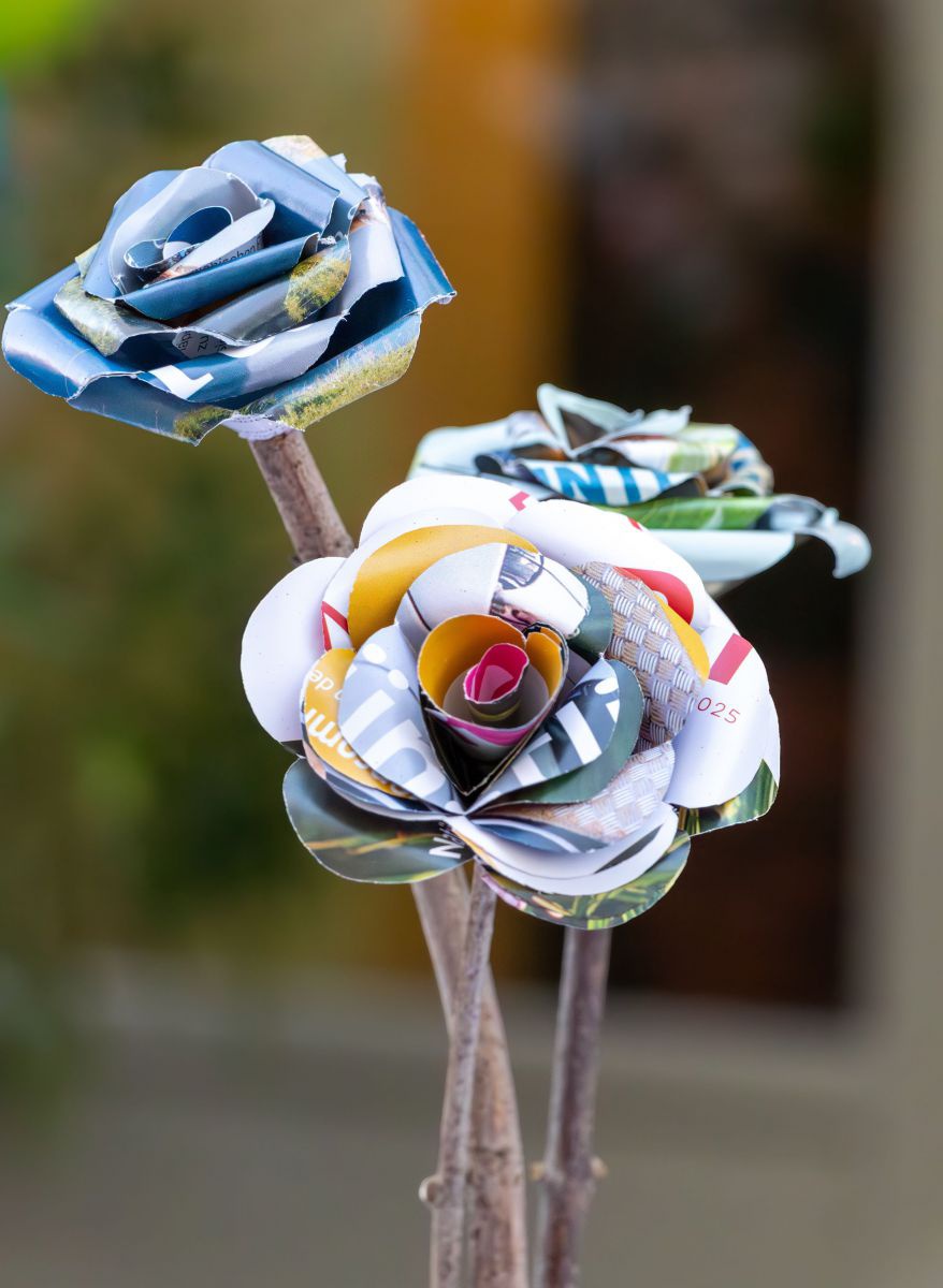 Blumen aus alten Magazinen gestaltet.