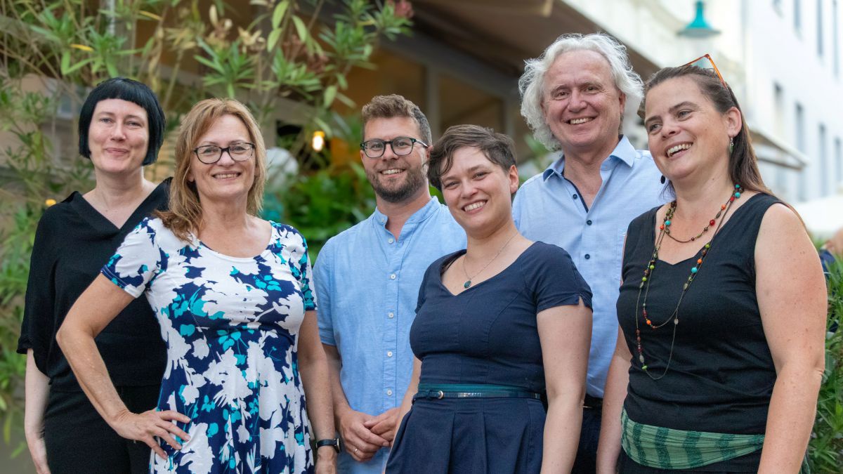 Das Team des Lebensart-Verlages vor dem Lokal Emmi, wo die 20-Jahres-Feier stattfand.