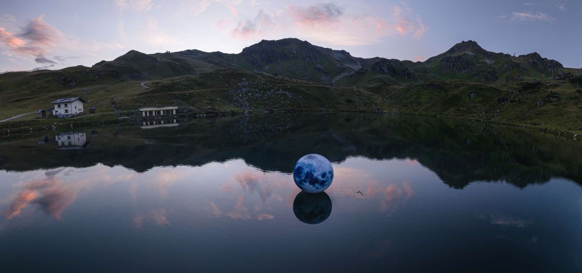 See bei Anbruch der Dunkelheit. Im Wasser ist eine Kugel verankert.
